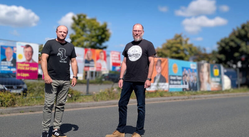 Dirk Puchert-Blöbaum und Frank Sommer am Bauzaun. Foto: Gemeinde Leopoldshöhe