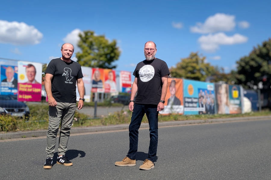 Dirk Puchert-Blöbaum und Frank Sommer am Bauzaun. Foto: Gemeinde Leopoldshöhe