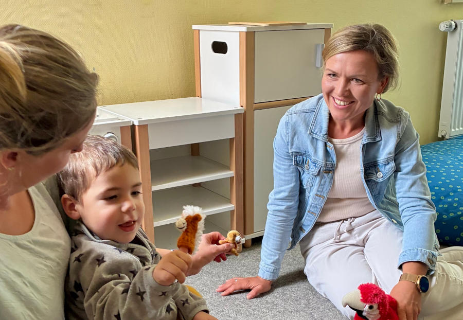 Bildungs- und Entwicklungsbegleiterin Lydia Bronclik (rechts) leitet ein Spiel von Mutter und Kind an. Foto: Kreis Lippe.