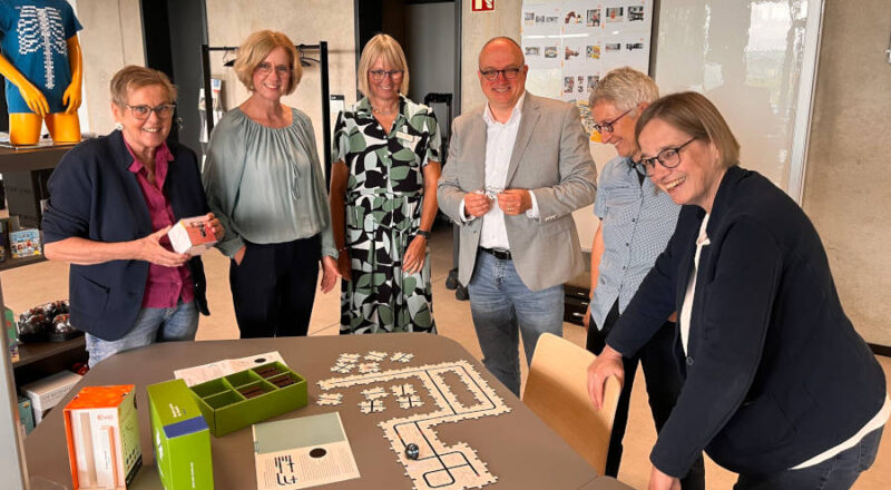 Tauschen sich beim Ministeriumsbesuch aus (von links): Monika Pieper („Lehren und Lernen in der digitalen Welt“, Schulministerium NRW), Andrea Dahms (Leitung Medienbildung, LWL), Anja Krause (Teamleitung Regionales Bildungsnetzwerk, Kreis Lippe), Dirk Menzel (Fachdienstleitung Bildung, Kreis Lippe), Birgit Giering (Leitung der Arbeitsgruppe „Landesweite Projekte im Rahmen des DigitalPakt Schule“, LWL) und Elisabeth Haring (Leitung Medienzentrum, Kreis Lippe). Foto: Kreis Lippe