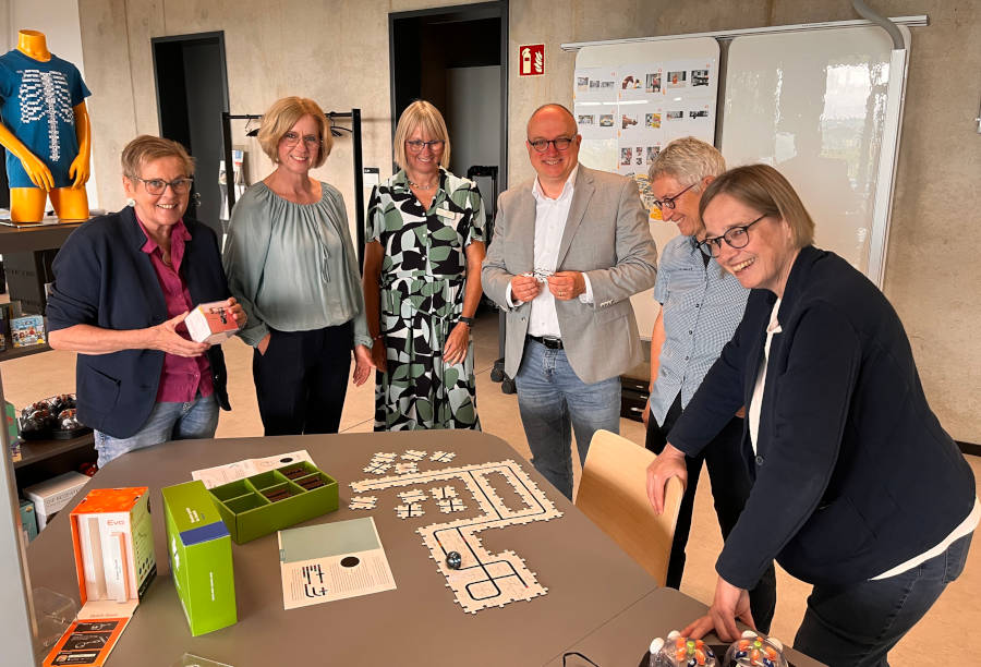 Tauschen sich beim Ministeriumsbesuch aus (von links): Monika Pieper („Lehren und Lernen in der digitalen Welt“, Schulministerium NRW), Andrea Dahms (Leitung Medienbildung, LWL), Anja Krause (Teamleitung Regionales Bildungsnetzwerk, Kreis Lippe), Dirk Menzel (Fachdienstleitung Bildung, Kreis Lippe), Birgit Giering (Leitung der Arbeitsgruppe „Landesweite Projekte im Rahmen des DigitalPakt Schule“, LWL) und Elisabeth Haring (Leitung Medienzentrum, Kreis Lippe). Foto: Kreis Lippe