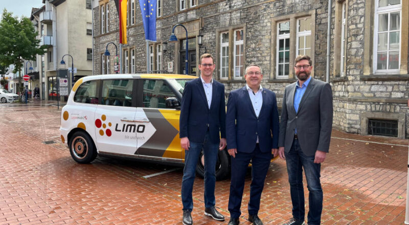 Matthias Kalkreuter, Landrat Axel Lehmann und Achim Oberwöhrmeier ( von links) freuen sich auf dem Lagenser Marktplatz über den fünfjährigen Geburtstag der Limo in Lage. Foto: Kreis Lippe