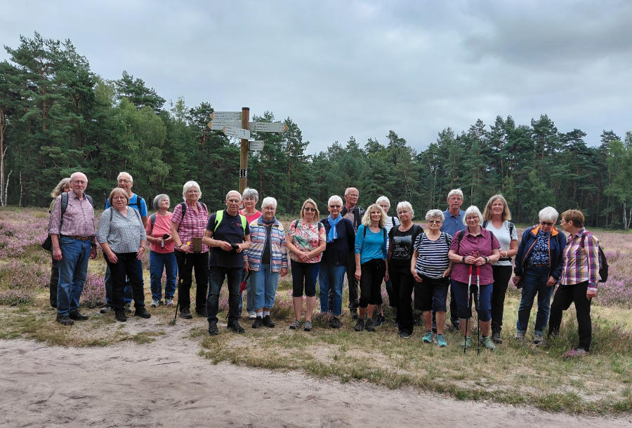 Die Teilnehmerinnen und Teilnehmer der vergangenen Wanderung im Naturschutzgebiet Moosheide. Foto: Heimatverein Leopoldshöhe