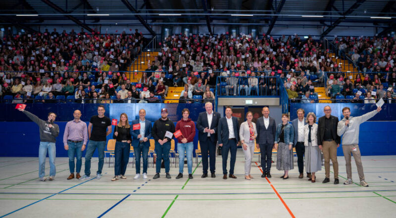 Bürgermeister der Städte Lemgo, Detmold und Höxter, Mitglieder des Präsidiums sowie Talk-Gäste mit den Moderatoren Gavin Just und Jule Lütke-Föller. Foto: TH OWL