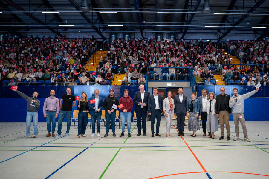 Bürgermeister der Städte Lemgo, Detmold und Höxter, Mitglieder des Präsidiums sowie Talk-Gäste mit den Moderatoren Gavin Just und Jule Lütke-Föller. Foto: TH OWL