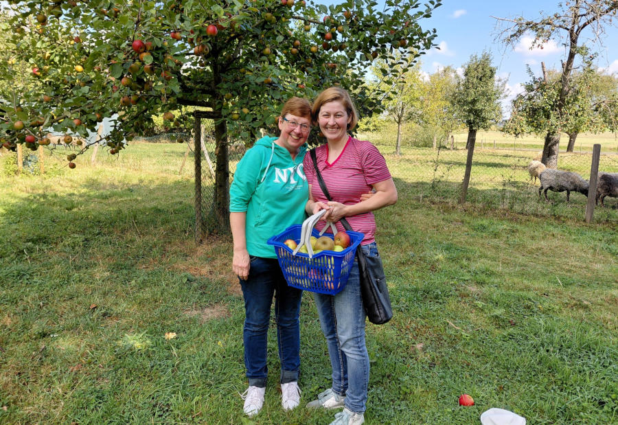 Diese beiden Selbstpflückerinnen freuen sich über ihren gefüllten Obstkorb. Foto: Heimatverein Leopoldshöhe