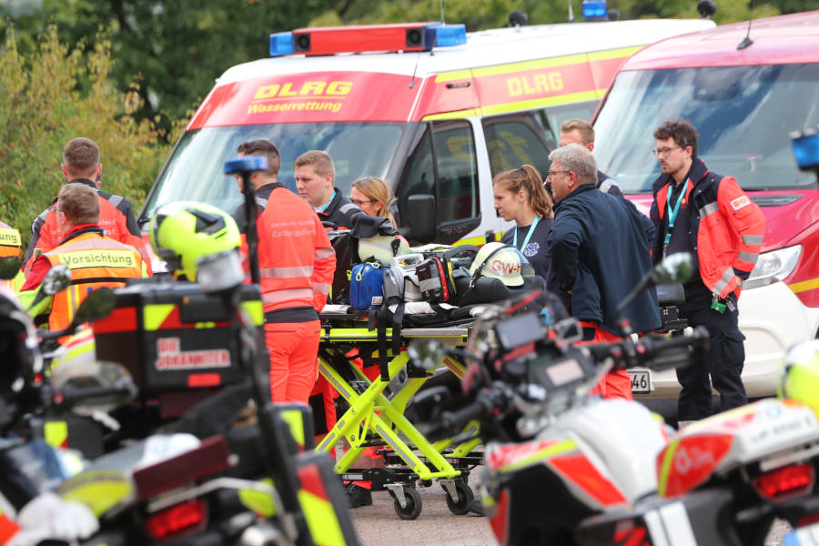Viel los: Aus ganz OWL waren Fahrzeuge und Einsatzkräfte vor Ort, um die Verletzten zu versorgen. Foto: Kreis Lippe/Blaulichtfotografen