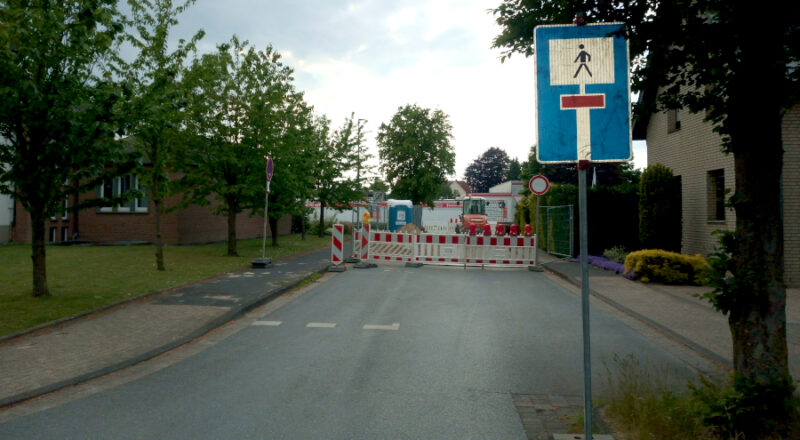 Seit Monaten ist die Fahrt von der Buchenstraße auf die Hauptstraße gesperrt. Foto: Thomas Dohna