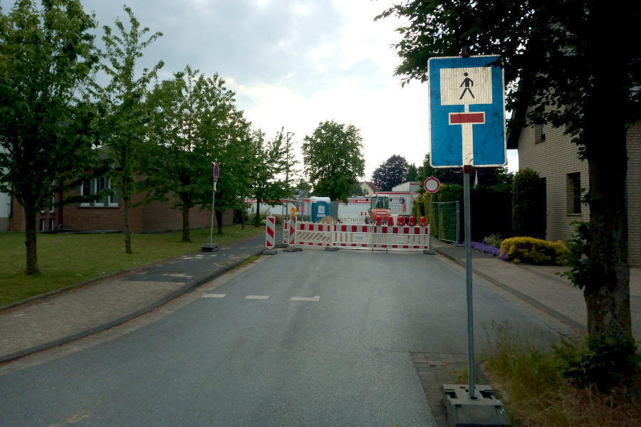 Seit Monaten ist die Fahrt von der Buchenstraße auf die Hauptstraße gesperrt. Foto: Thomas Dohna