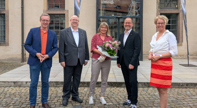 Gratulieren Heidrun Saak (Mitte) herzlich zum Jubiläum: Direktor Lippisches Landesmuseum / Weserrenaissance Museum Schloss Brake Michael Zelle, Fachbereichsleiter Personal & Organisation: Andreas Tewes, Verbandsvorsteher Jörg Düning-Gast und Leiterin des Weserrenaissance-Museums Schloss Brake Silvia Herrmann Foto: LVL