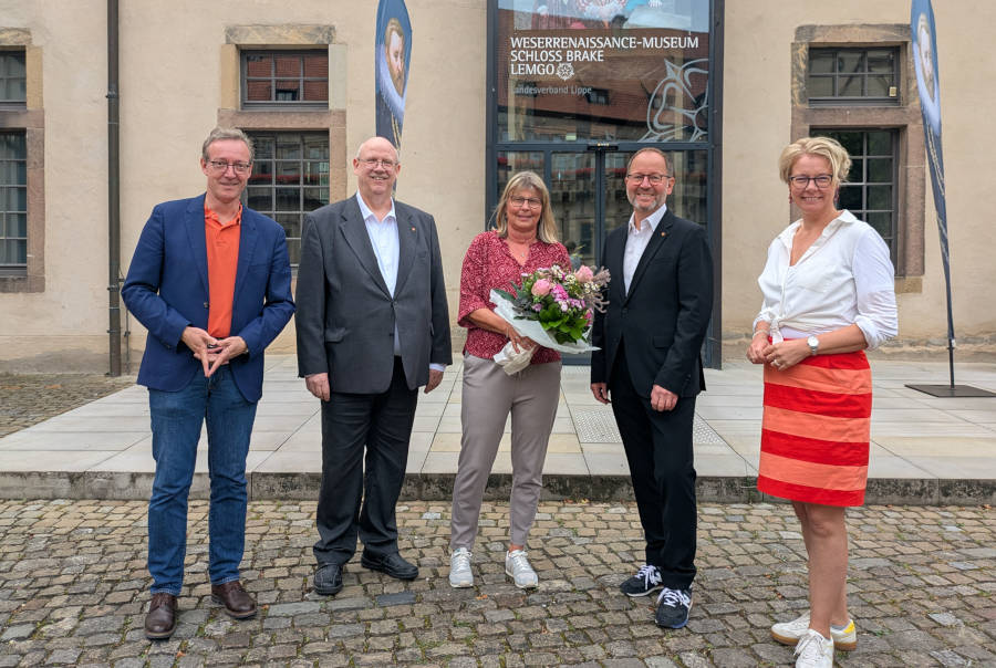 Gratulieren Heidrun Saak (Mitte) herzlich zum Jubiläum: Direktor Lippisches Landesmuseum / Weserrenaissance Museum Schloss Brake Michael Zelle, Fachbereichsleiter Personal & Organisation: Andreas Tewes, Verbandsvorsteher Jörg Düning-Gast und Leiterin des Weserrenaissance-Museums Schloss Brake Silvia Herrmann Foto: LVL