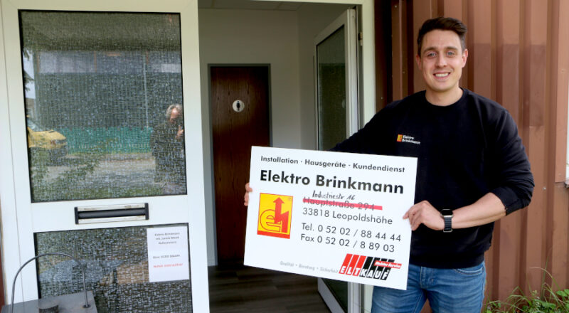 Yannik Molck steht vor dem Eingang der Halle, die er für seinen Betrieb Elektro Brinkmann angemietet hat. Foto: Thomas Dohna