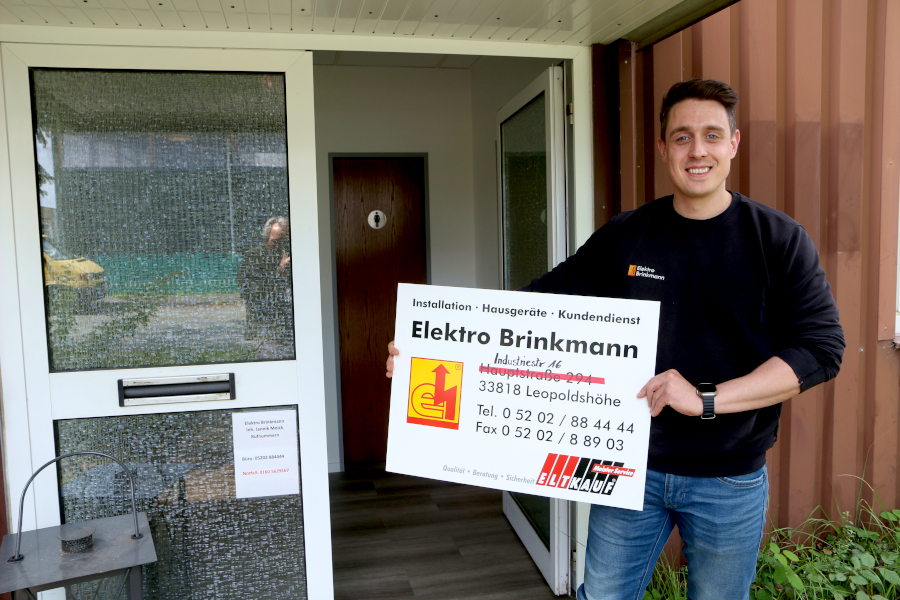 Yannik Molck steht vor dem Eingang der Halle, die er für seinen Betrieb Elektro Brinkmann angemietet hat. Foto: Thomas Dohna