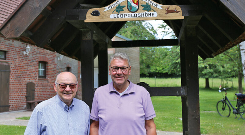 Der Wahlsieger der Landratswahl Meinolf Haase (rechts) steht am Brunnen des Heimathofes neben dem Vorsitzenden der CDU Leopoldshöhe Klaus Fiedler. Foto: CDU