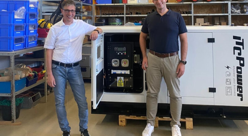 Foto: Bürgermeister Martin Hoffmann (links) und Lukas Sielemann, Mitarbeiter der Gemeindebetriebe, stellen den neuen Generator vor. Foto: Gemeinde Leopoldshöhe