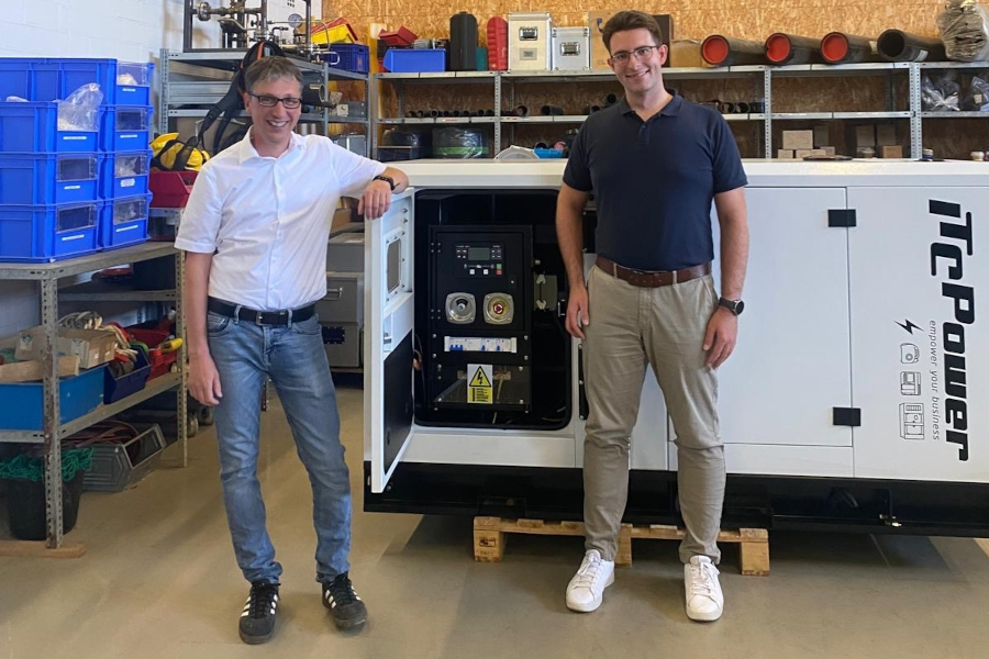 Foto: Bürgermeister Martin Hoffmann (links) und Lukas Sielemann, Mitarbeiter der Gemeindebetriebe, stellen den neuen Generator vor. Foto: Gemeinde Leopoldshöhe
