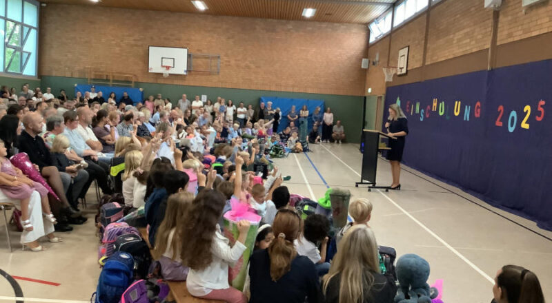 Schulleiterin Diana Fleer hieß die neuen Schulkinder mit ihren Familien bei der Einschulungsfeier in der Turnhalle der Grundschule Asemissen willkommen. Foto: Privat