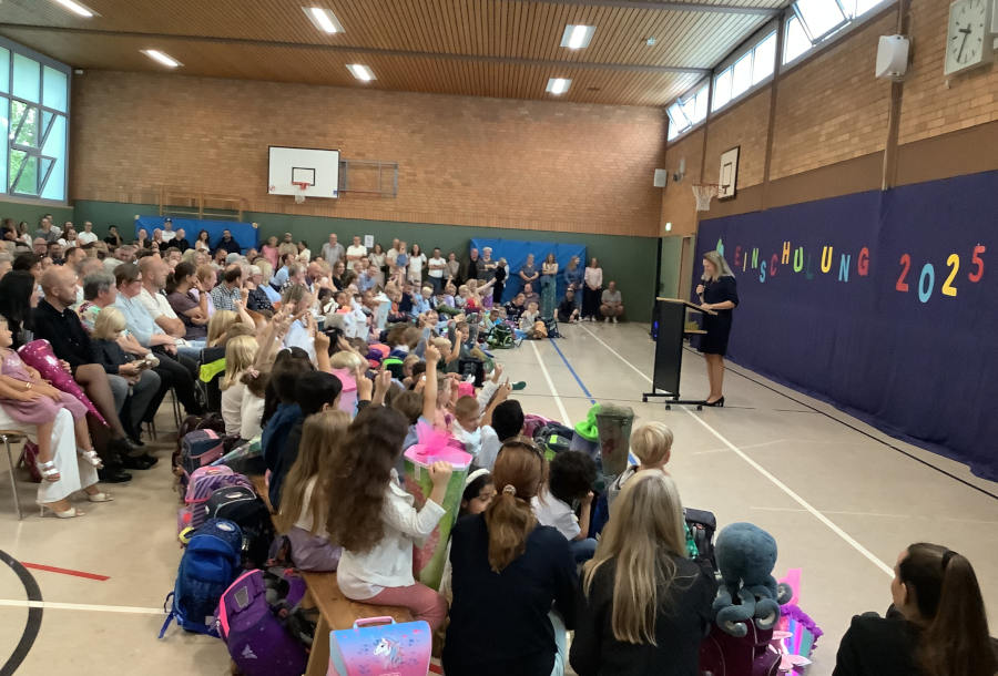 Schulleiterin Diana Fleer hieß die neuen Schulkinder mit ihren Familien bei der Einschulungsfeier in der Turnhalle der Grundschule Asemissen willkommen. Foto: Privat