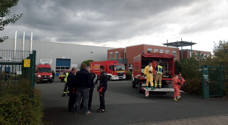 Beim Großeinsatz im Gewerbegebiet Asemissen sind die freiwillige Feuerwehr Leopoldshöhe, die Kreisfeuerwehr Lippe und die Analytische Task Force Dortmund beteiligt. Foto: Thomas Dohna