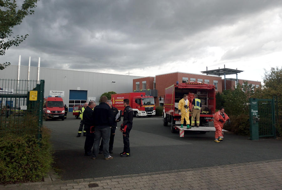 Beim Großeinsatz im Gewerbegebiet Asemissen sind die freiwillige Feuerwehr Leopoldshöhe, die Feuerwehr Detmold und die Analytische Task Force Dortmund beteiligt. Das Unternehmen Beckerchemie hat für den Einsatz sein Gelände zur Verfügung gestellt. Die Umweltverschmutzung ging von einem Betriebsgelände eines Abschleppunternehmens aus. Foto: Thomas Dohna