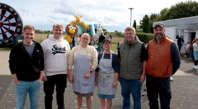Dennis Warkentin (von links), Johannes und Helene Rempel, Monika MarkusAndreas Janzen und Christoph Klassen haben das Kinderfest vorbereitet. Foto: Thomas Dohna