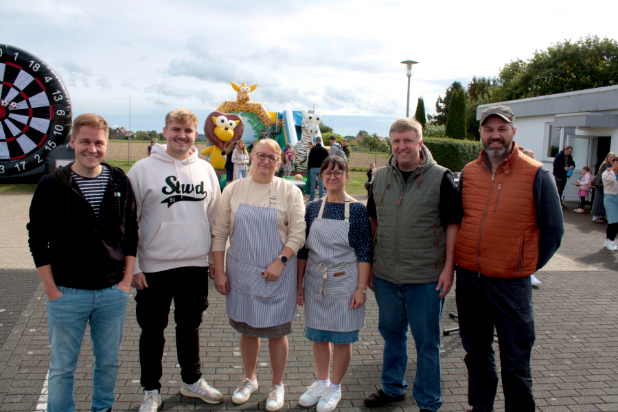 Dennis Warkentin (von links), Johannes und Helene Rempel, Monika MarkusAndreas Janzen und Christoph Klassen haben das Kinderfest vorbereitet. Foto: Thomas Dohna