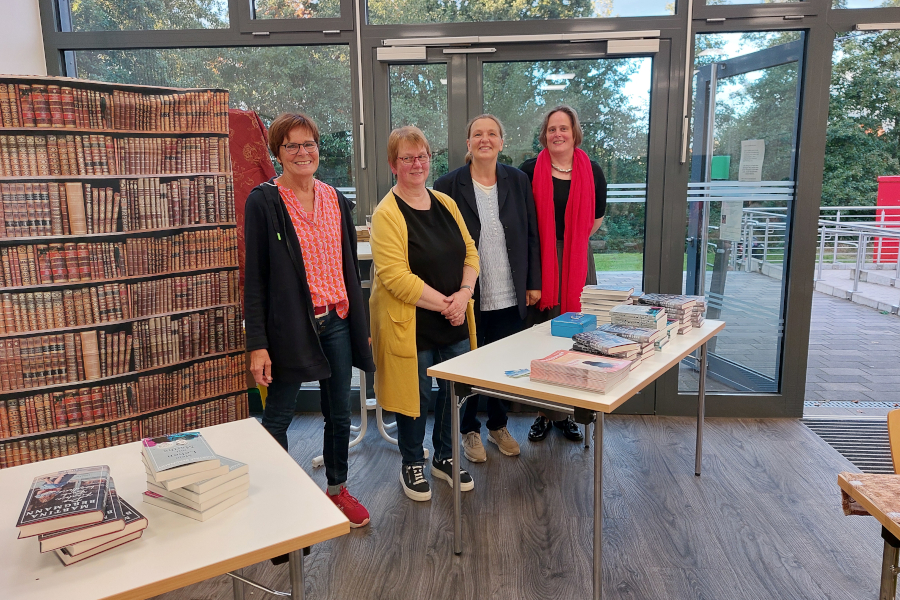 Claudia Rottschäfer (von links), Bärbel Kruel vom Lesegarten Helpup und die Gleichstellungsbeauftragte Grita Behrens freuen sich über die Lesung von Bestsellerautorin Martina Bergmann. Foto: Gleichstellungsstelle