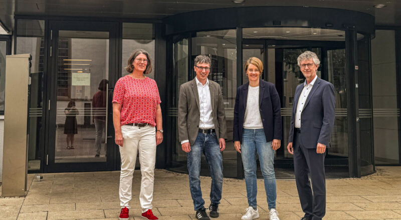 Fachbereichsleitung Andrea Rodekamp (links), Bürgermeister Martin Hoffmann, Projektmanagerin MED OWL Dr. Charlotte Șahin und Uwe Borchers (Verein zur Förderung von Innovationen in der Gesundheitswirtschaft OWL). Foto: Gemeinde Leopoldshöhe