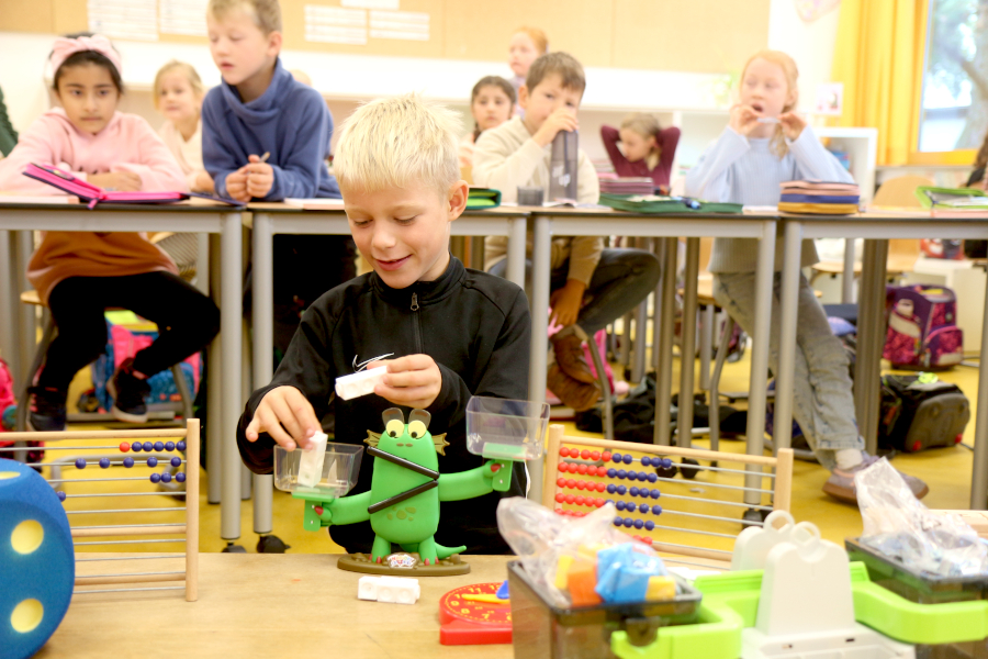 Danjel probiert die neue Lernwaage aus. Foto: Edeltraud Dombert