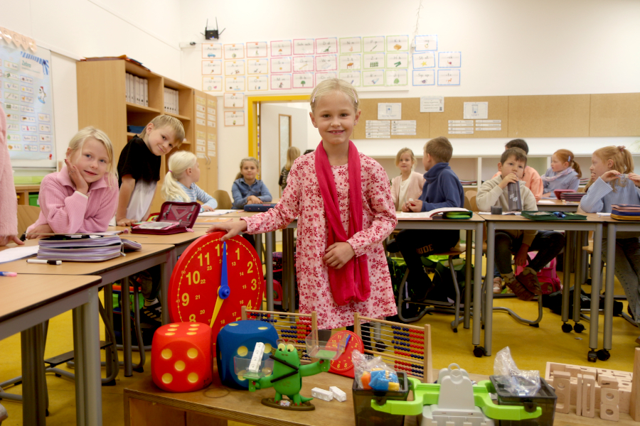 Clara aus dem zweiten Schuljahr freut sich auf die Arbeit mit der großen Lernuhr. Foto: Edeltraud Dombert