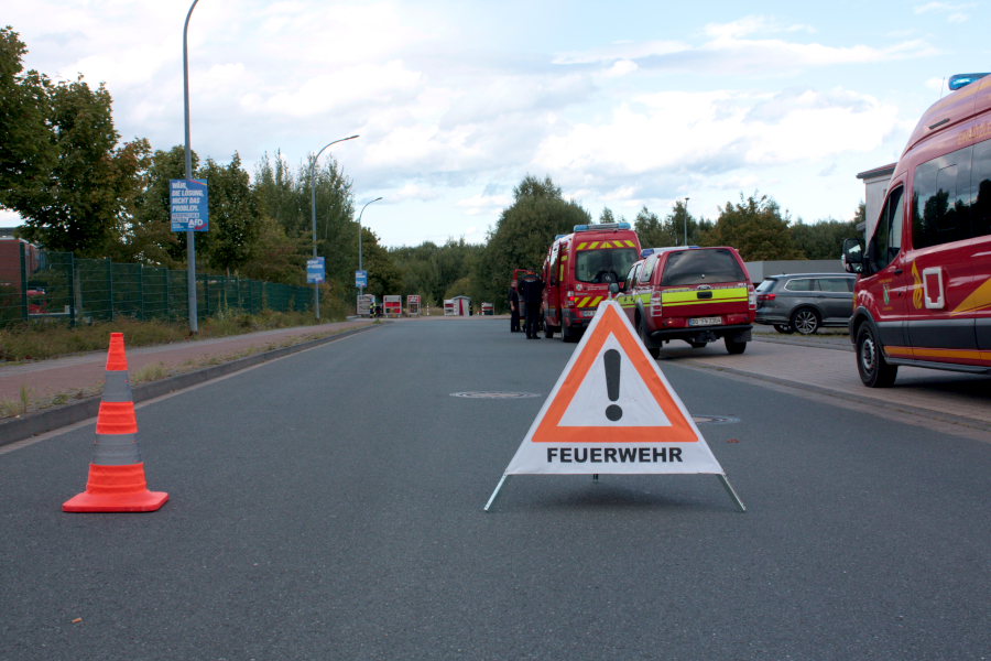 Die Feuerwehr war mit einem Großaufgebot am Westring im Einsatz. Dort hatte est erst einen Öleinsatz, dann Verletzte und eine intensive Suche nach Gefahrstoffen gegeben. Foto: Thomas Dohna