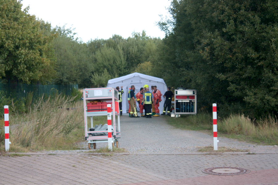 Die Feuerwehr hatte einen sogenannten Dekontaminationsplatz aufgestellt. Durch den mussten die Einsatzkräfte, wenn Sie von der Einsatzstelle am Regenklärbecken zurückkamen. Foto: Thomas Dohna