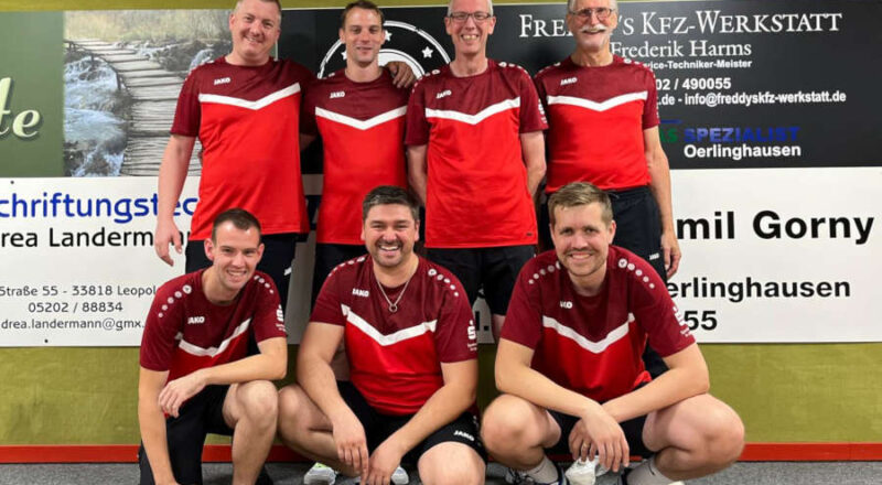 Dennis Siekaup, Nils Hartnack, Stefan Rüsenberg und Eckhard Kopp (hinten von links) Tobias Henke, Maik Aderhold und Marvin Lammert (vorn von links). Foto: Privat