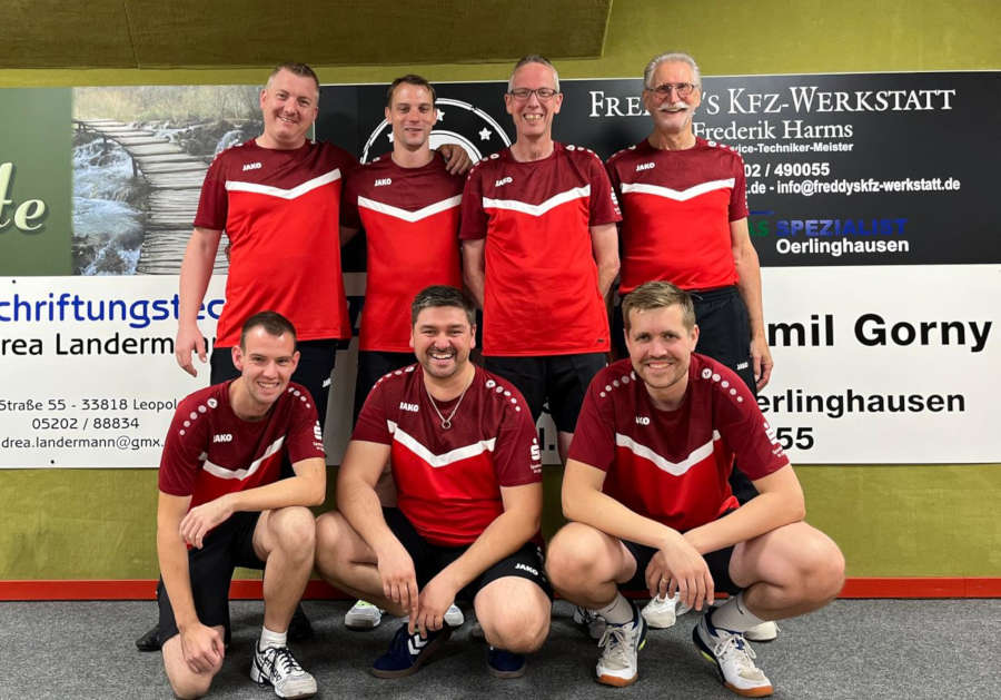 Dennis Siekaup, Nils Hartnack, Stefan Rüsenberg und Eckhard Kopp (hinten von links)                                                                                                                                                                                                                           Tobias Henke, Maik Aderhold und Marvin Lammert (vorn von links). Foto: Privat


