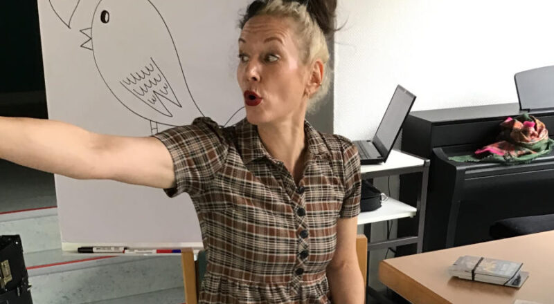 Autorin Cally Stronk begeisterte an der Grundschule Asemissen große und kleinn Zuhörer. Foto: Privat