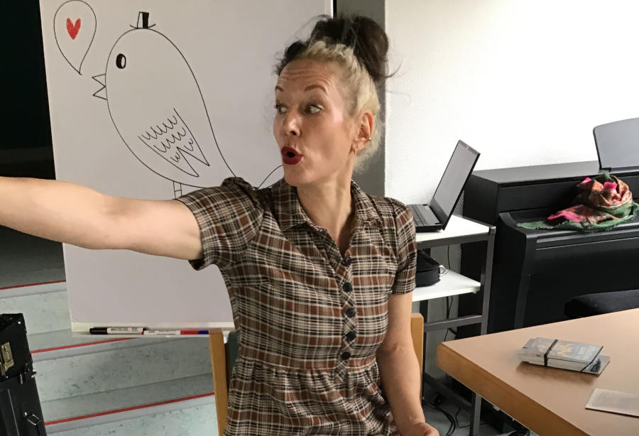 Autorin Cally Stronk begeisterte an der Grundschule Asemissen große und kleinn Zuhörer. Foto: Privat