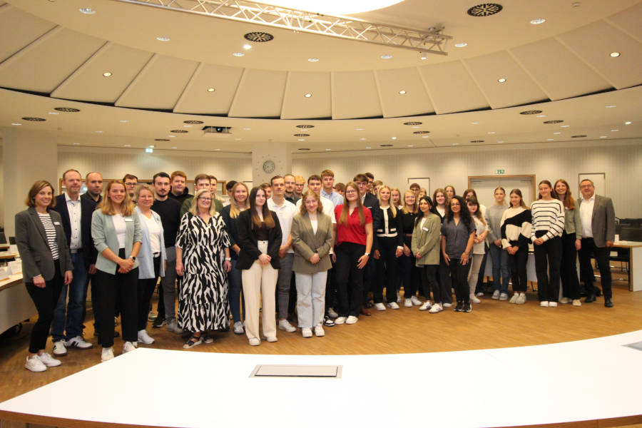 Die Nachwuchskräfte des Einstellungsjahrgangs 2025 werden von Landrat Axel Lehmann (rechts), Jörg Ortmeier (Fachgebietsleiter Personal und Organisation), Ute Stelter (Teamleiterin Personal- und Organisationsentwicklung) und dem Team Ausbildung (Carolin Luhmann, Valerie Meier-Johann, Heike Bollhöfer und Franziska Toepelt) begrüßt. Foto: Kreis Lippe.
