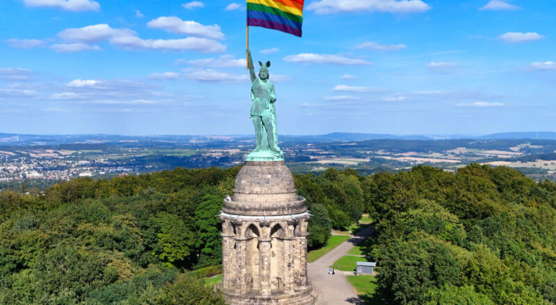 „Der Hermann ist bunt“: Unter diesem Motto lädt der Landesverband die Lipperinnen und Lipper am 3. Oktober 2025 von 11 bis 18 Uhr zu gratis Musik, Poetry-Slam und Kinderangeboten ein. Foto: LVL
