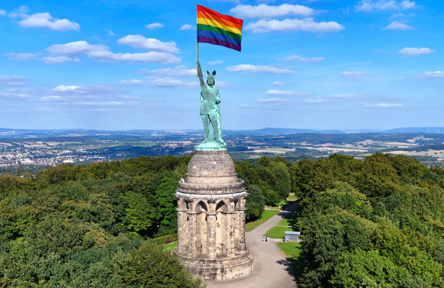 „Der Hermann ist bunt“: Unter diesem Motto lädt der Landesverband die Lipperinnen und Lipper am 3. Oktober 2025 von 11 bis 18 Uhr zu gratis Musik, Poetry-Slam und Kinderangeboten ein. Foto: LVL