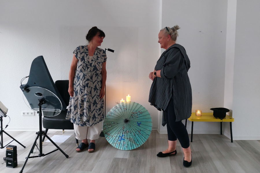 Manuela Reulecke (Verein Johanneshof Leopoldshöhe) begrüßt die Märchen- und Geschichtenerzählerin Ricarda Koch (links). Foto: Gleichstellungsstelle