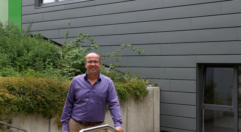 Ulrich Schumann ist seit 2016 Leiter der Oberstufe an der Felix Fechenbach Gesamtschule. Foto: Edeltraud Dombert