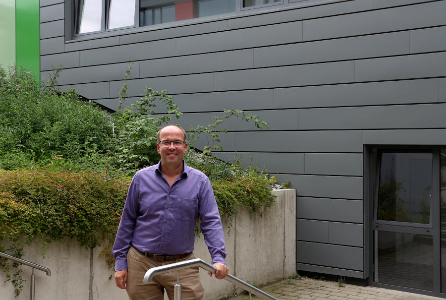 Ulrich Schumann ist seit 2016 Leiter der Oberstufe an der Felix Fechenbach Gesamtschule. Foto: Edeltraud Dombert