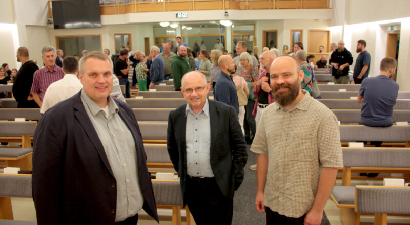 Markus Diess (von links) und Franz Peters von der Mennoniten Brüdergemeinde an der Lageschen Straße und Pfarrer Benjamin Braun von der evangelisch-reformierten Kirchengemeinde Leopoldshöhe hatten zu dem Abend in der Mennonitenkirche eingeladen. Foto: Thomas Dohna