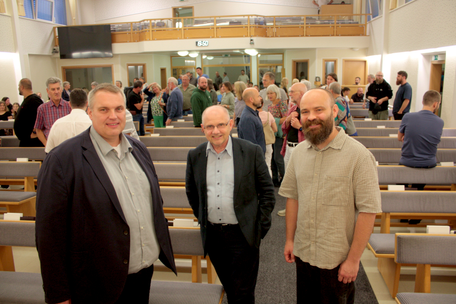 Markus Diess (von links) und Franz Peters von der Mennoniten Brüdergemeinde an der Lageschen Straße und Pfarrer Benjamin Braun von der evangelisch-reformierten Kirchengemeinde Leopoldshöhe hatten zu dem Abend in der Mennonitenkirche eingeladen. Foto: Thomas Dohna