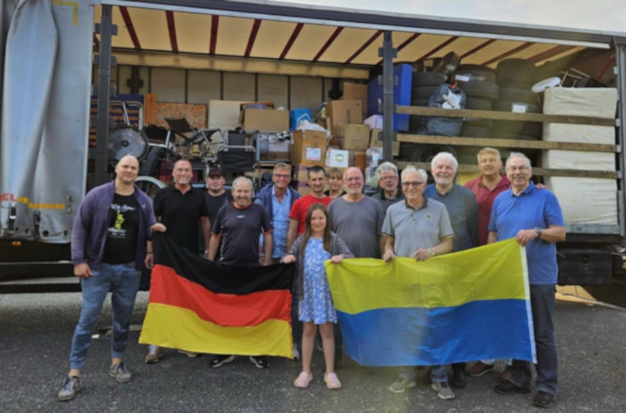 Stanislav Ivashchenko, Jens Rüdiger, Roman Serdiuk, Staniskav Spivak, Detlev Begemann, Dmytro Pasternak, Liv Begemann, ukrainischer LKW-Fahrer, Andre Fröse, Joachim Laybach, Gerhard Schemmel, Marijan Lencek, Claus Kroeker, Martin Betge, Berend Schwanold. Foto: Privat