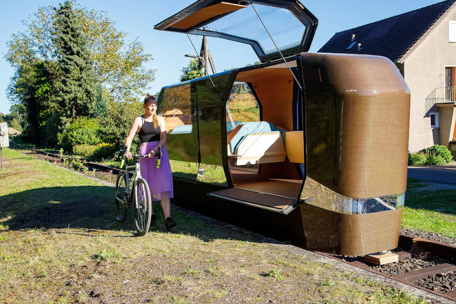 Ausgezeichnete Innovation: Das Mobilitätsprojekt MONOCAB erhält in Brüssel den RegioStars Award 2025 der Europäischen Kommission in der Kategorie „A Connected Europe“. Mit seiner Vision „Neue Mobilität auf alten Gleisen“ zeigt das Projekt, wie technologische Exzellenz und soziale Verantwortung den ländlichen Raum nachhaltig verbinden. Foto: MONOCAB OWL/Peter Wehowsky