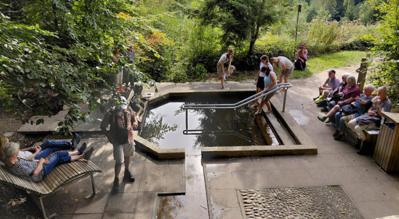 Wanderpause am Wassertretbecken in Oerlinghausen. Foto: Martin Düsterberg