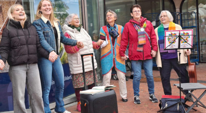 Omas gegen rechts sangen zum Tag der Deutschen Einheit in Bad Salzuflen. Foto: Privat