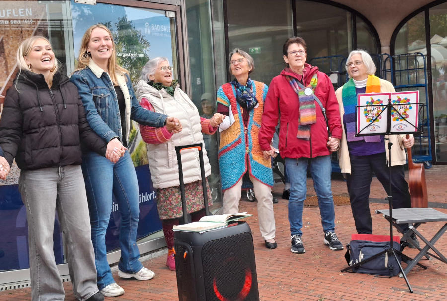 Omas gegen rechts sangen zum Tag der Deutschen Einheit in Bad Salzuflen. Foto: Privat