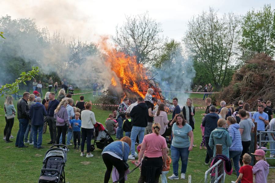 Osterfeuer auf dem Heimathof.